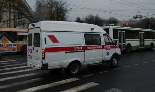 В Кирове рабочий сорвался с третьего этажа: мужчина получил множественные травмы