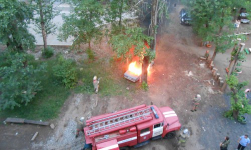 В Кирове во время стоянки загорелся отечественный автомобиль