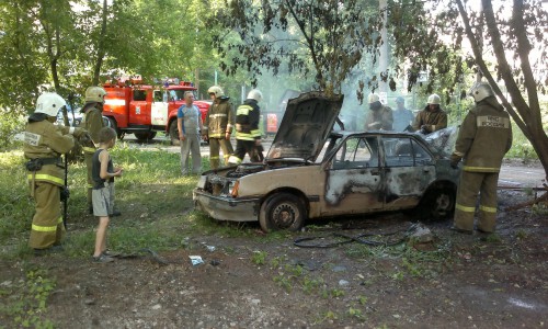 Видео: В Кирове на улице Металлургов сгорел "Опель"