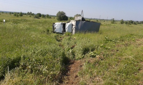 В Кировской области столкнулись ГАЗ и мотоцикл: двое погибших, виновник с места аварии скрылся