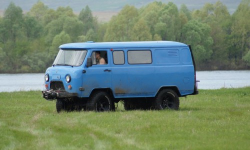 В Кировской области УАЗик переехал двух лежащих на земле мужчин