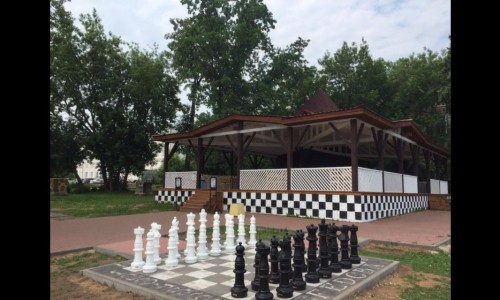 Кировчане устраивают шахматные партии на набережной Грина