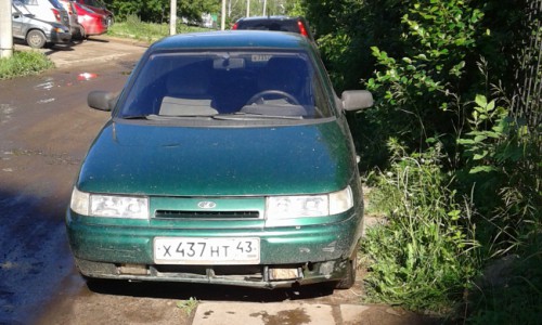 В Кирове двое водителей припарковали свои авто на тротуаре