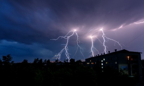 Не купаться и не топить печь: как еще обезопасить себя во время грозы?