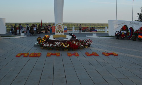 В Кирове прошла всероссийская акция "Свеча памяти": горожане зажгли свечи и спели военные песни