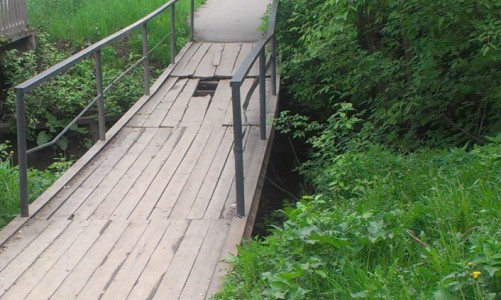 В Кировской области женщина по дороге в гости упала с моста и утонула