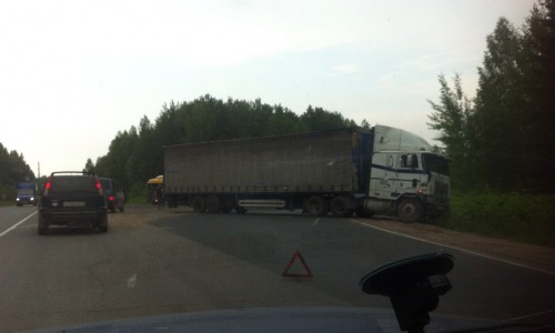 На Советском тракте столкнулись внедорожник и фура: водитель джипа выезжал с обочины