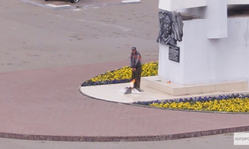 В Кирове мужчина справил малую нужду на Вечный огонь в парке Победы