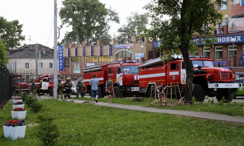 К зданию государственного архива в Кирове подъехали около десяти пожарных машин