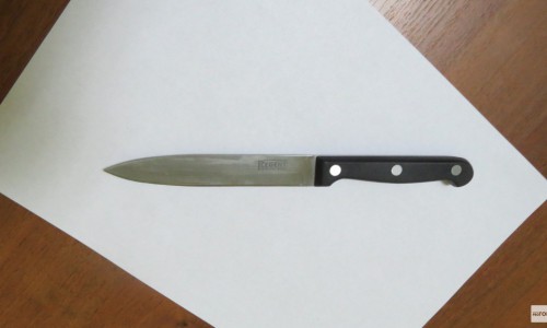 В Кировской области ревнивец воткнул нож в бедро своей девушке, когда вытаскивал ее из машины соперника