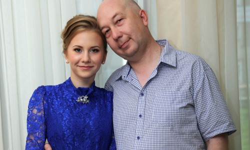 Отец выпускницы кировской школы: "Мы рады, что дочь закончила школу, но рано еще взрослеть"