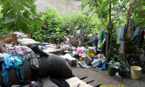 В центре Кирова бомжи обустроили себе жилище