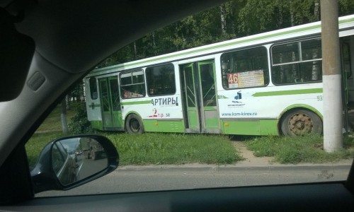 На улице Производственной автобус 46 маршрута заехал на аллею и снес дерево