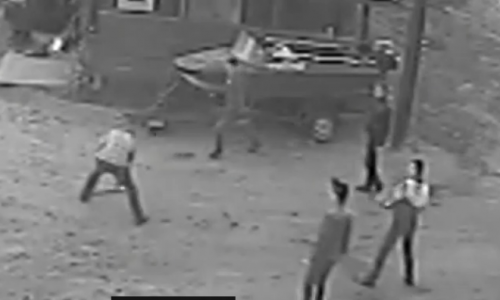 В Кировской области произошла массовая драка: пятеро подростков набросились на мужчину (ВИДЕО)