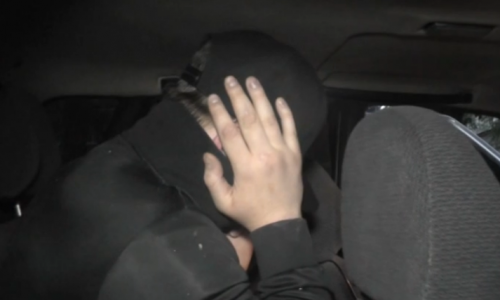 Видео: в Кирове задержали пьяного сотрудника транспортной полиции, который разъезжал по городу на «Ниве»