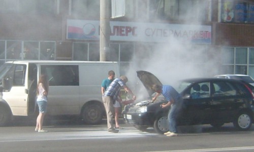 В Кирове на ходу задымилась "Лада Калина"