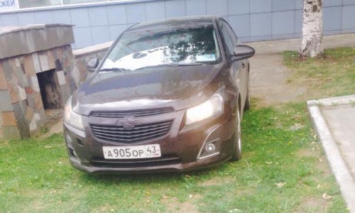 Кировчанин припарковал авто прямо на газоне