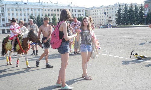 День молодежи в Кирове: кировчане запустили сотни мыльных пузырей