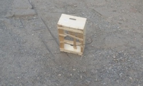 В Кирове жильцы закрыли кусок арматуры ящиком, чтобы обезопасить себя и свои авто