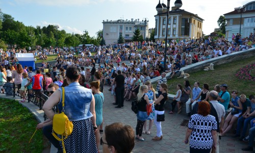 В Кирове фестиваль "Акустика" собрал сотни кировчан на набережной Грина