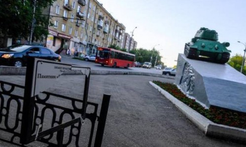 В Кирове вандалы испортили табличку у памятника героям ВОВ