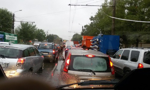 На улице Производственной в Кирове столкнулись 5 машин: образовалась огромная пробка