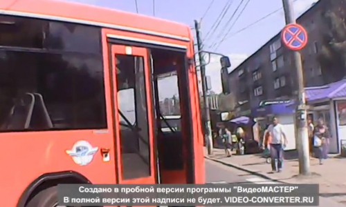 Видео: в Кирове водитель автобуса 23 маршрута поехал на красный свет и подрезал легковушку