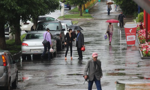 Эксперимент: готовы ли кировчане пустить промокшего прохожего под свой зонт?