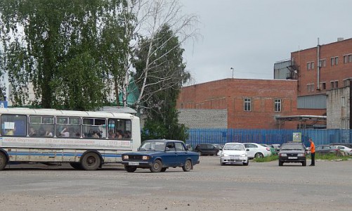 Видео: в Кировской области таксисты спускают колеса водителям, которые паркуются на «их» местах