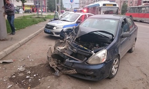 В Кирове бесправник на «Тойоте» устроил массовое ДТП: пострадала женщина