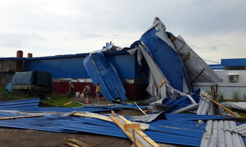 Фото: в Кировской области ураганом снесло крыши домов
