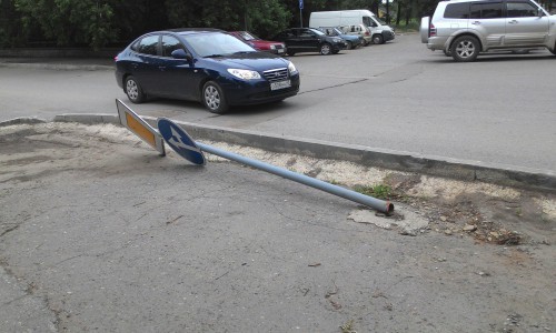 В центре Кирова сбили дорожный знак