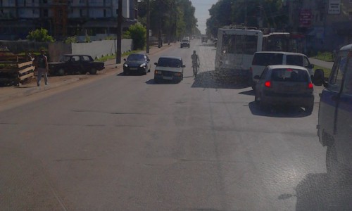 На Щорса столкнулись «семерка» и троллейбус: от удара у легковушки выбило колесо