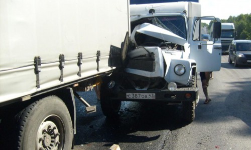 Фото: в Кировской области грузовик влетел в автомобиль на обочине