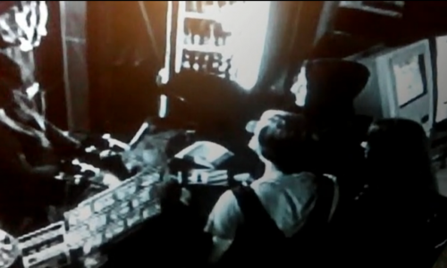 В Кирове двое парней в противогазах ограбили магазин