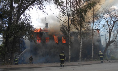 Видео: в Кирове деревянный дом на Блюхера горит уже во второй раз