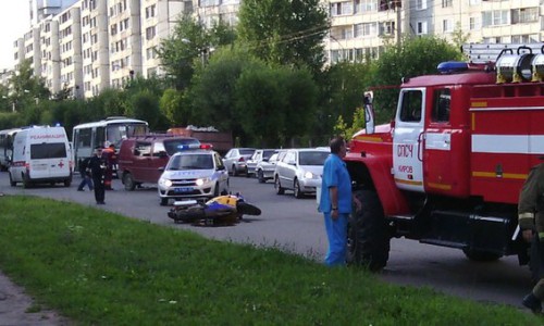 На проспекте Строителей байк врезался в иномарку: водителя мотоцикла увезли в реанимацию