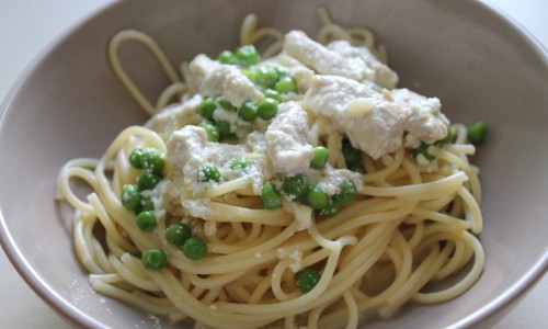 На второе: паста с куриным филе и зеленым горошком