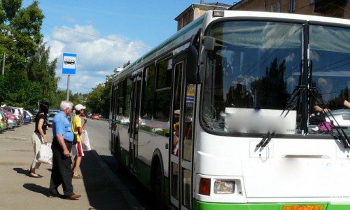 В Кирове прямо в автобусе ограбили женщину