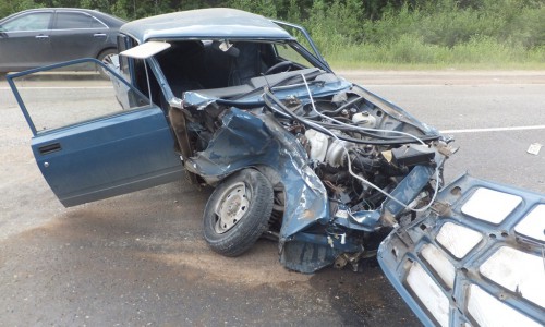 На трассе "Вятка"  легковушка столкнулась с автопоездом