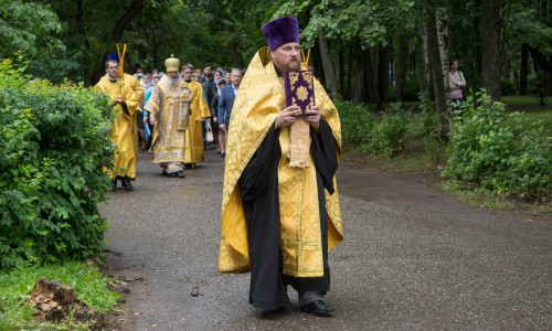 В Кирове прошел крестный ход в честь Дня семьи, любви и верности