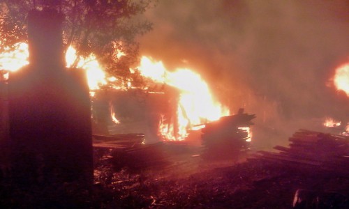Видео: в Кировской области ночью загорелся жилой двухквартирный дом