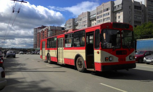 ДТП на Октябрьском проспекте: троллейбус "зацепил" открытую дверь такси