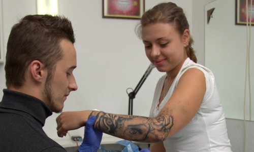 Кировчанка Ксения Коносова в тату-салоне: "Боль, которую испытываешь во время нанесения тату, ни с чем не сравнить"