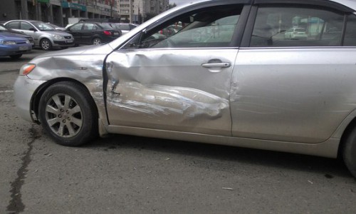 На Октябрьском проспекте столкнулись две иномарки: водители оказались знакомы