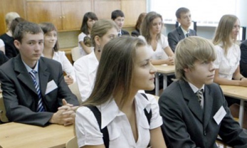 В Кировской области школьницам не разрешали носить украшения и делать маникюр