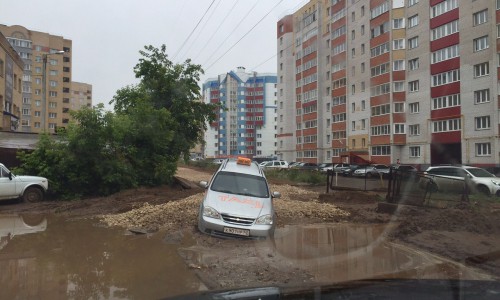 В Кирове затопило двор на улице Орджоникидзе: глубина луж - более полуметра