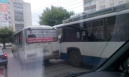 На Октябрьском проспекте столкнулись «ПАЗик» и троллейбус: образовалась пробка