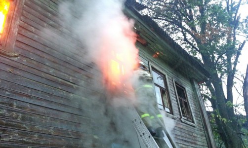 В Кировской области сгорел многоквартирный дом: спасатели вынесли из огня двух человек