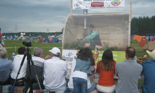 «Гринландия-2015»: лучшие банщики из разных стран показали гостям фестиваля мастер-класс